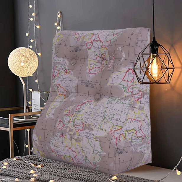 Vielseitiges Lesekissen-Set mit Kartenmuster auf einem mit einer grauen Decke bedeckten Bett, umgeben von warmem, stimmungsvollem LED-Licht