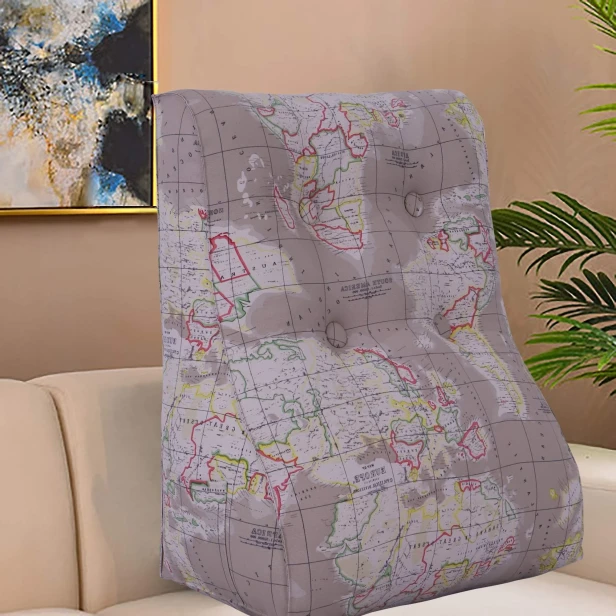 Vielseitiges Lesekissen mit Kartenmuster, Anordnung im Wohnzimmer.