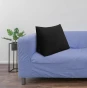 Schwarzes Rückenstützkissen, arrangiert im Wohnzimmer auf dem Sofa.