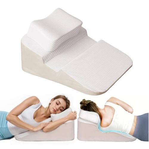 Modulares, beige-weißes orthopädisches Keilkissen mit konturiertem Kopfkissen, hier in Anwendung für Seitenschläfer und zur Unterstützung der Wirbelsäule.