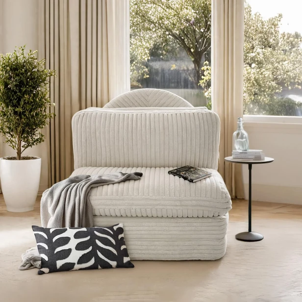 CloudFlex Schlafsofa im Wohnzimmer aufgestellt.