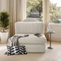 CloudFlex Schlafsofa im Wohnzimmer aufgestellt.