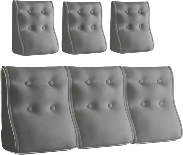 Set aus drei gesteppten, ergonomischen Lendenkissen aus grauem Samt mit weißer Paspelierung.