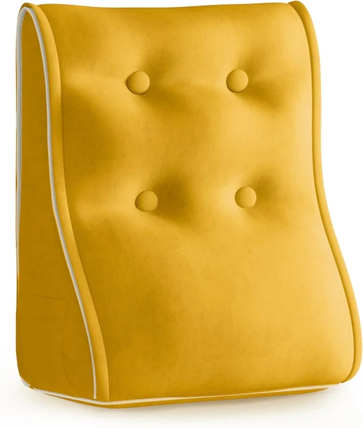 Senfgelbes Samt-Lendenkissen mit vier gesteppten Knöpfen für ergonomische Rückenunterstützung.