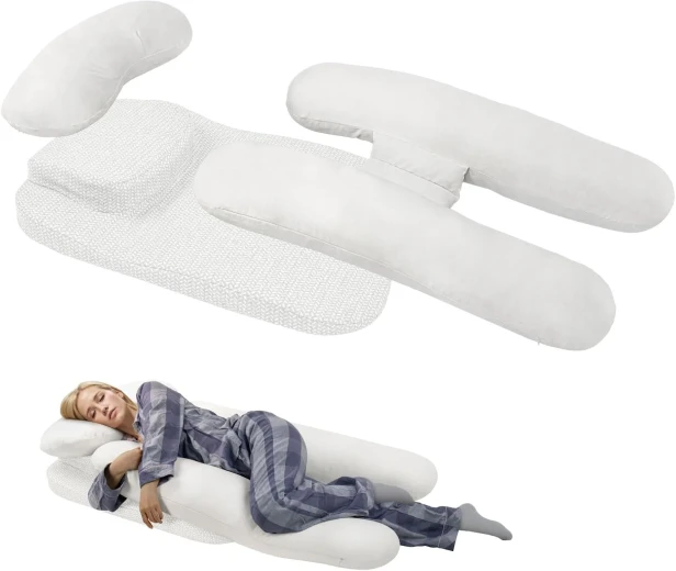 Frau liegt auf einem orthopädischen Kissen mit Schulterkanal (für Seitenschläfer), weiß.
