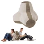 Ergonomisches Rückenkissen in Wellenform, zwei junge Leute lehnen sich an das Kissen.