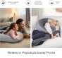 Eine Collage aus zwei Fotos zeigt ein übergroßes, grau-beiges Kissen. Das linke Foto zeigt einen lächelnden Vater und seine Tochter, die im Wohnzimmer auf dem Kissen entspannen. Das rechte Foto zeigt eine Frau, die in ein Kissen gehüllt im Bett schläft.