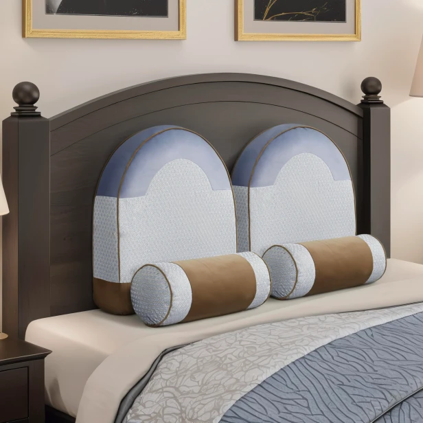 Professionelles Set orthopädischer Kissen in Blau, ideal fürs Schlafzimmer. Doppelbett.