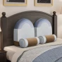 Professionelles Set orthopädischer Kissen in Blau, ideal fürs Schlafzimmer. Doppelbett.