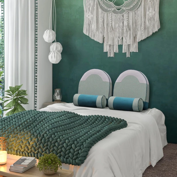 Professionelles grünes orthopädisches Kissenset, Schlafzimmerausstattung. Doppelbett.