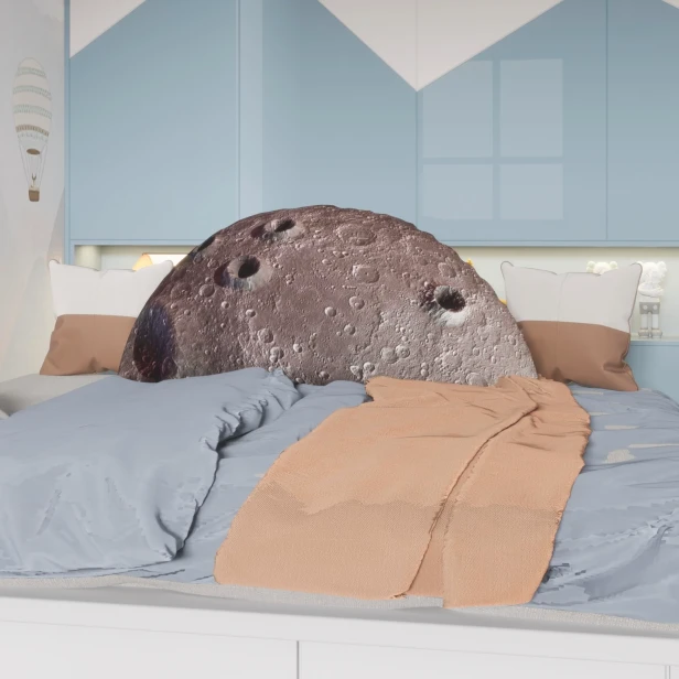 Großes Dekokissen mit Mondmotiv auf einem weißen 3D-Bett
