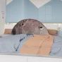 Großes Dekokissen mit Mondmotiv auf einem weißen 3D-Bett