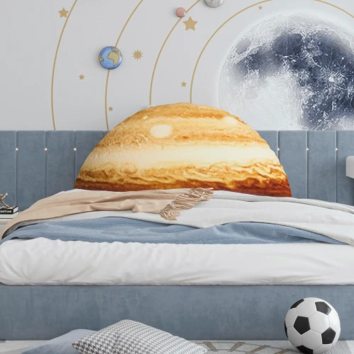 Ein einzigartiges Kissen in Jupiterform für ein Kinderzimmer mit Weltraum- und Sonnensystem-Thema. Perfekt für kleine Astronauten.