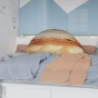 Großes Dekokissen mit 3D-Jupiter-Motiv auf einem weißen Bett.