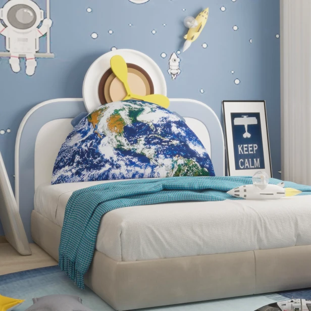 Ein großes, längliches Kissen mit einer realistischen 3D-Darstellung des Planeten Erde.
