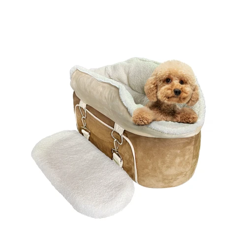 Hund sitzt in einer Hundetransportbox auf der Armlehne im Auto