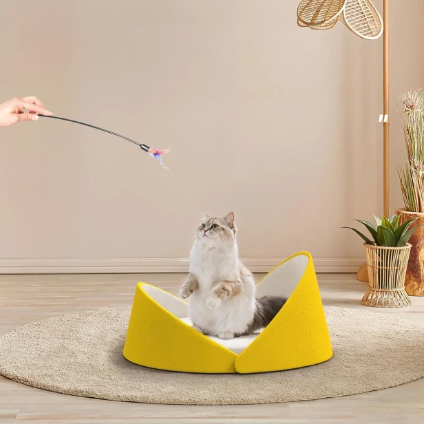 Dieses gelbe Designerbett eignet sich perfekt zum Spielen und Entspannen. Es bietet außerdem eine bequeme Unterlage, um mit Ihrer Katze mithilfe der Angelrute zu interagieren.