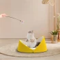 Dieses gelbe Designerbett eignet sich perfekt zum Spielen und Entspannen. Es bietet außerdem eine bequeme Unterlage, um mit Ihrer Katze mithilfe der Angelrute zu interagieren.