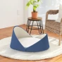 Luxuriöses Muschel-Katzenbett - Blau, platziert in einem hellen, stilvollen Interieur.