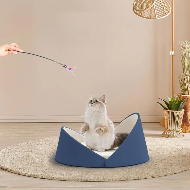 Ein designorientiertes blaues Bett, perfekt zum Spielen und Entspannen. Eine bequeme Unterlage, um mit Ihrer Katze mithilfe der Angelrute zu interagieren.