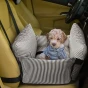 2-in-1-Autositz mit All-Terrain-Bett. Ein entzückender Welpe in einem gestreiften T-Shirt sitzt in einem Hunde-Autositz.