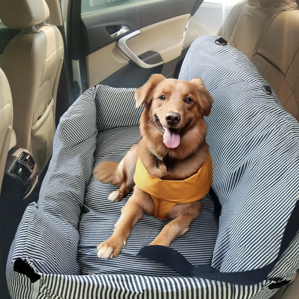Ein glücklicher, roter Hund in einer gelben Weste sitzt bequem in einem schwarz-weiß gestreiften Autobett auf dem Rücksitz eines Autos.