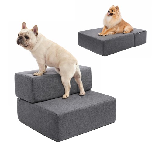 Eine beige französische Bulldogge klettert eine graue, zweistufige Hunderampe/Treppe hinauf, die ihr das Erklimmen von Möbeln erleichtert. Ein anderer Hund liegt auf den Stufen, die zu einer Plattform/einem Sofa zusammengeklappt sind.