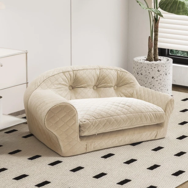 Luxuriöses Schlafsofa für Tiere, multifunktional (beiges Sofa) – ausgeklappte Version, in einem modernen Interieur.