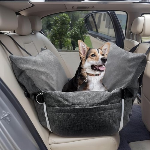 Ein Cardigan oder Pembroke Welsh Corgi sitzt in einem speziellen, weichen Hundeautositz auf dem Rücksitz des Autos.
