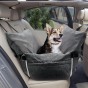 Ein Cardigan oder Pembroke Welsh Corgi sitzt in einem speziellen, weichen Hundeautositz auf dem Rücksitz des Autos.