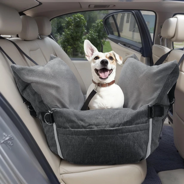Ein Hund sitzt in einem speziellen, weichen Hundeautositz auf dem Rücksitz des Autos.