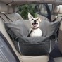 Ein Hund sitzt in einem speziellen, weichen Hundeautositz auf dem Rücksitz des Autos.