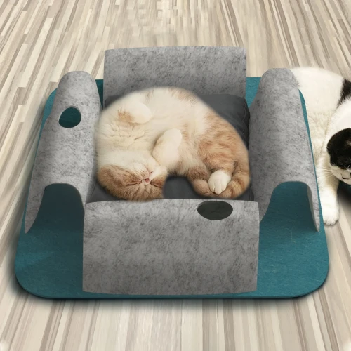 Ein modernes Katzenbett aus türkisfarbenem und grauem Filz. Die rote Katze schläft darin auf dem Rücken.