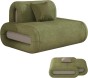 Eine moderne, modulare Chaiselongue, ein Sofa und ein Loungesessel in Olivgrün mit abgerundeten Kanten, beigefarbenen Akzenten und einem kleinen Zierkissen. In der unteren rechten Ecke ist das Sofa zum Schlafen ausgeklappt zu sehen.