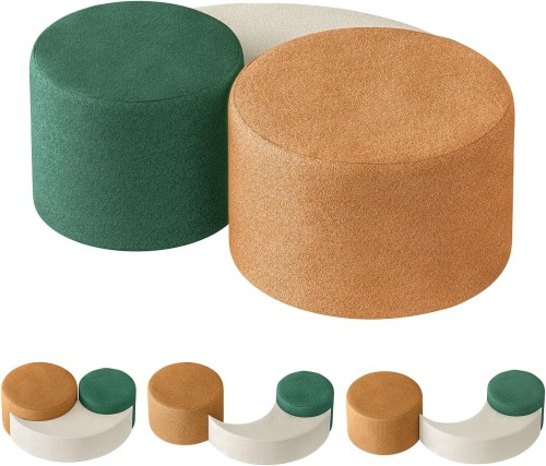Ein Set aus modularen Poufs und Couchtischen, bestehend aus runden und halbmondförmigen Elementen in Grün, Orange (Terracotta/Rost) und Beige.