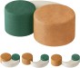 Ein Set aus modularen Poufs und Couchtischen, bestehend aus runden und halbmondförmigen Elementen in Grün, Orange (Terracotta/Rost) und Beige.
