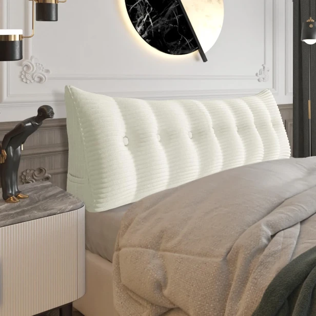 Großes Lesekissen aus Cord – Weiß. Schlafzimmer-Arrangement auf dem Bett.