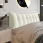 Großes Lesekissen aus Cord – Weiß. Schlafzimmer-Arrangement auf dem Bett.
