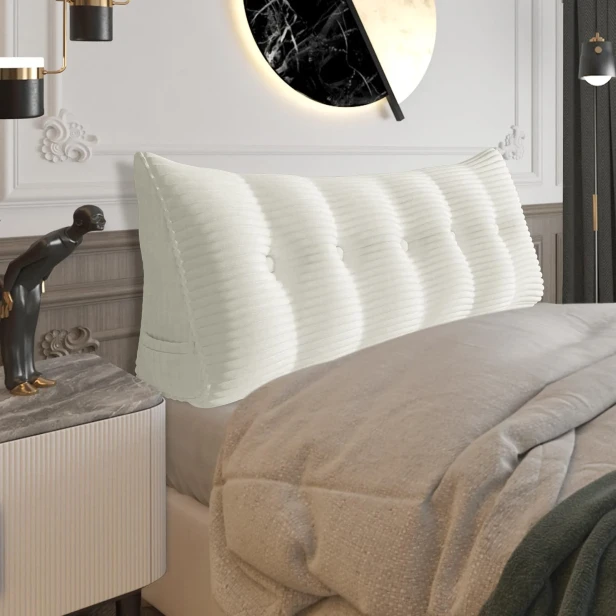Großes Lesekissen aus Cord – Weiß. Schlafzimmer-Arrangement auf dem Bett.