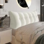 Großes Lesekissen aus Cord – Weiß. Schlafzimmer-Arrangement auf dem Bett.