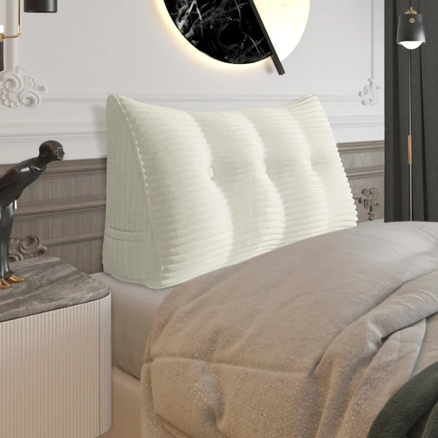 Großes Lesekissen aus Cord – Weiß. Schlafzimmer-Arrangement auf dem Bett.