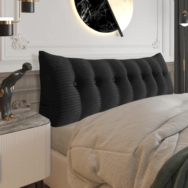 Großes Lesekissen aus Cord – Schwarz. Schlafzimmer-Arrangement auf dem Bett.