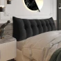 Großes Lesekissen aus Cord – Schwarz. Schlafzimmer-Arrangement auf dem Bett.