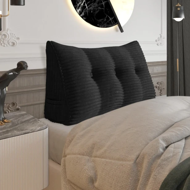 Großes Lesekissen aus Cord – Schwarz. Schlafzimmer-Arrangement auf dem Bett.