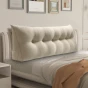 Beiges dreieckiges Lesekissen, Schlafzimmerdekoration auf dem Bett.