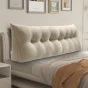 Beiges dreieckiges Lesekissen, Schlafzimmerdekoration auf dem Bett.