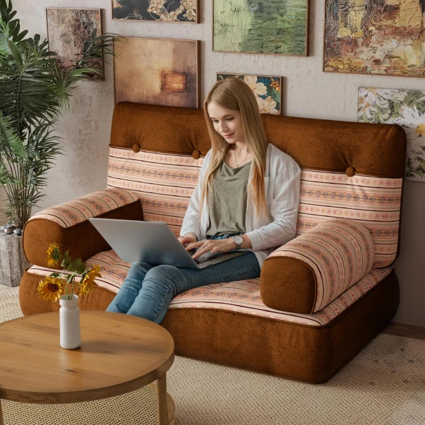 Frau arbeitet an einem modularen Sofa, einem Bodensofa im Boho-Stil.