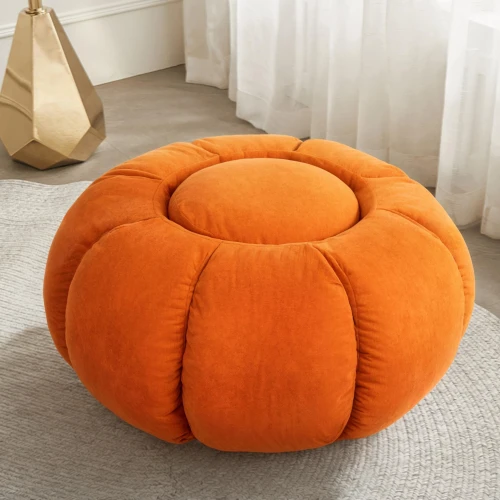 Ein Pouf, ein Fußhocker und ein kürbisförmiger Tisch. Wohnaccessoires.