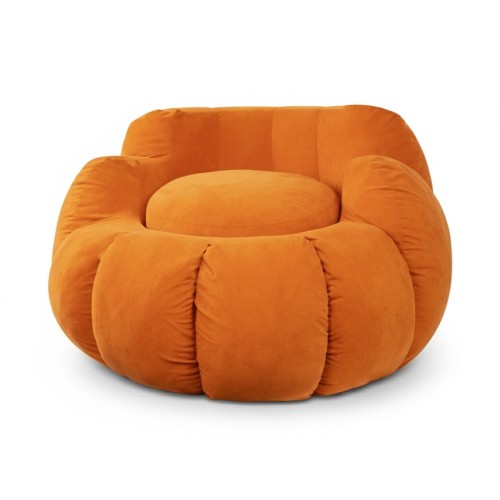 Ein mit luxuriösem Samt bezogener Pouf in Form eines Kürbisses.