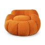 Ein mit luxuriösem Samt bezogener Pouf in Form eines Kürbisses.